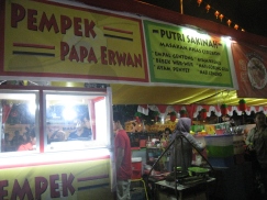 salah satu booth makanan di Pasar Malam Kuliner Diponegoro